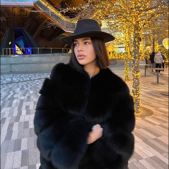 Profile Picture of Renee Reffo (@reneereffo) on Poshmark
