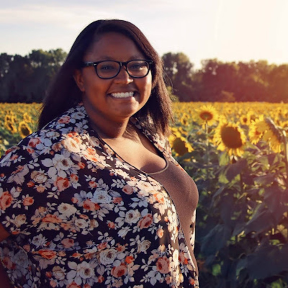 Profile Picture of Tavinia Tucker (@taviniatucker) on Poshmark