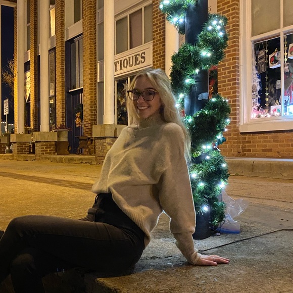 Profile Picture of Jillian Roberts (@_jillianroberts) on Poshmark