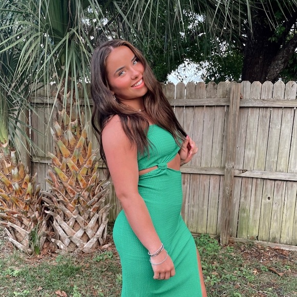 Profile Picture of Caroline Roach (@littlel00) on Poshmark