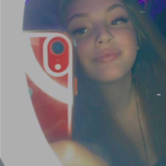 Profile Picture of Ashley Haverstock (@anhzebra) on Poshmark