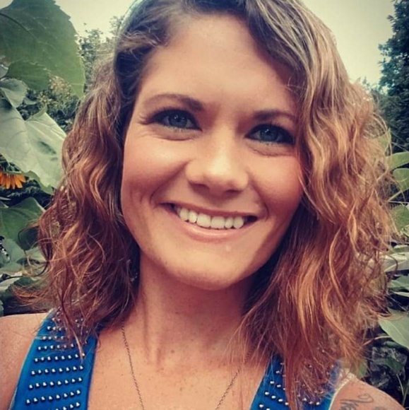 Profile Picture of Jillian Yoder (@jilliandanae30) on Poshmark