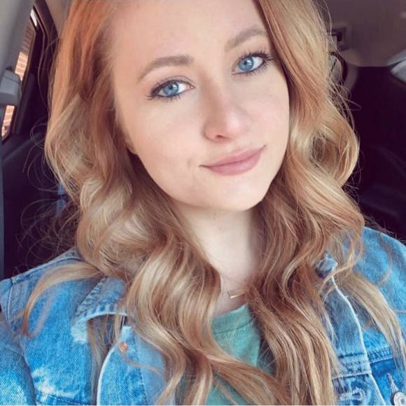 Profile Picture of Lindsey Glosser (@lindseyglosser) on Poshmark