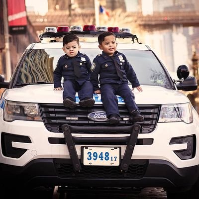 Profile Picture of Aaron And Evan (@pair_up_) on Twitter