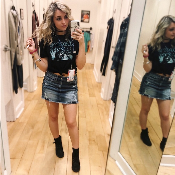 Profile Picture of Brooklynn Emahizer (@brookalecsis) on Poshmark