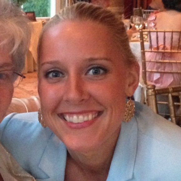 Profile Picture of Amanda Danek (@amandadanek) on Poshmark