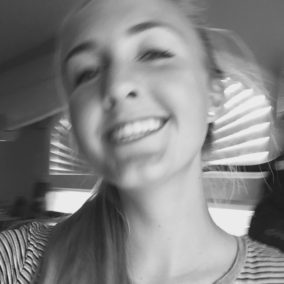 Profile Picture of Neva Newling (@nevanewling) on Poshmark