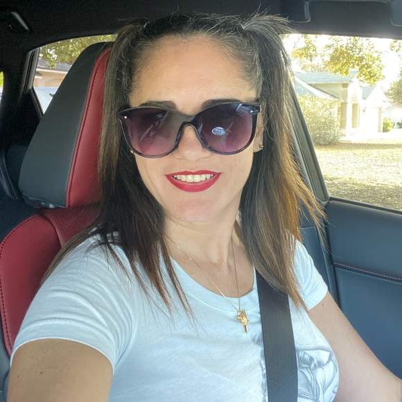 Profile Picture of Danielle Capela (@danielle_capela) on Poshmark