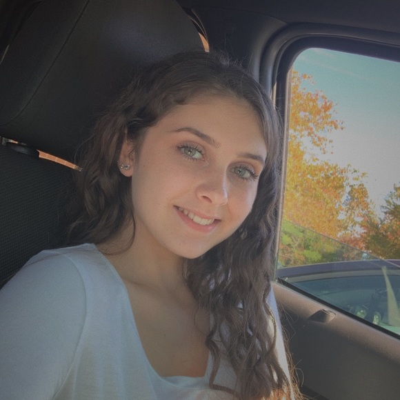 Profile Picture of Victoria Gorgone (@blu_victoria03) on Poshmark