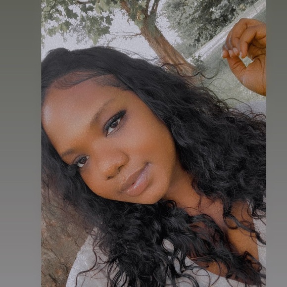 Profile Picture of Alexis Beecher (@alexis_beecher) on Poshmark