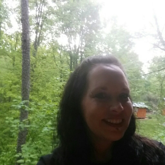 Profile Picture of Leeann Burgin (@kygirl502) on Poshmark