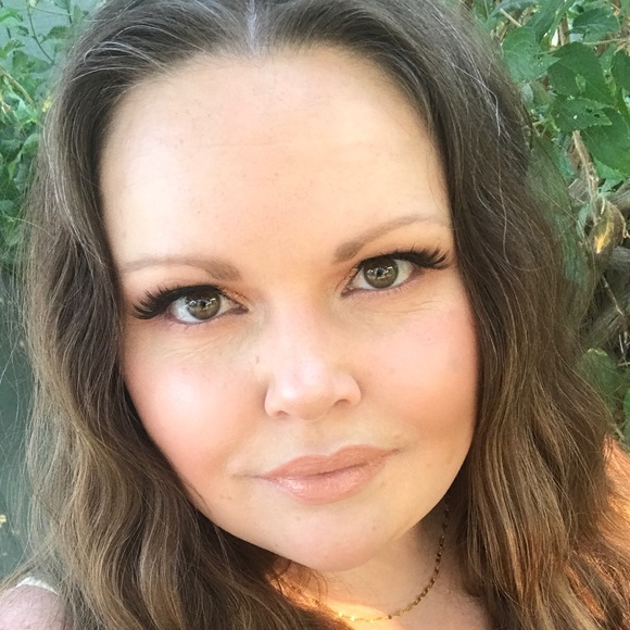 Profile Picture of Kelley Schultz (@losingforlife3) on Poshmark