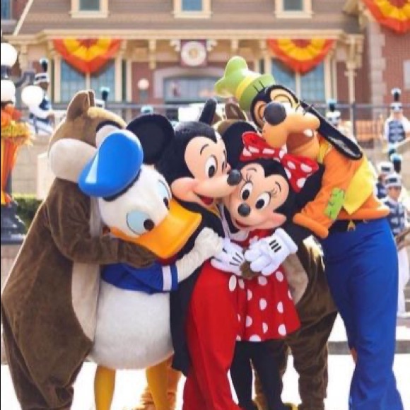 Profile Picture of Maya Berger (@mberger2410) on Poshmark