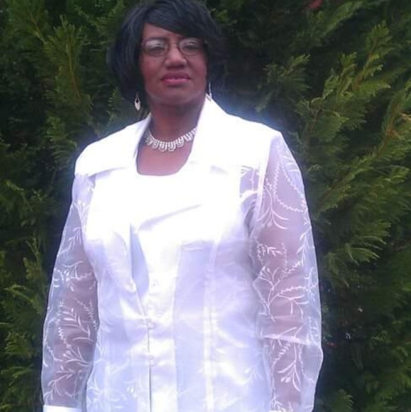 Profile Picture of Lynn Keller (@glammama53) on Poshmark