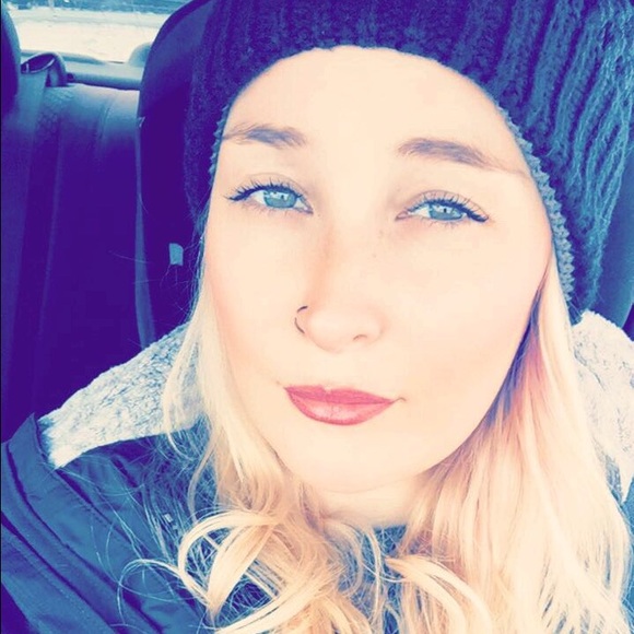 Profile Picture of Madison Ivarson (@madiiisunnn9) on Poshmark