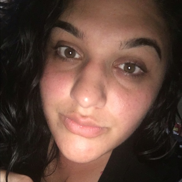 Profile Picture of Alexia Ficalora (@alexiacamilla) on Poshmark