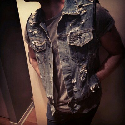 Profile Picture of Alan Devlin (@wholelottalook) on Twitter