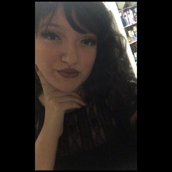 Profile Picture of Alexis Barcelo (@alexis_barcelo) on Poshmark