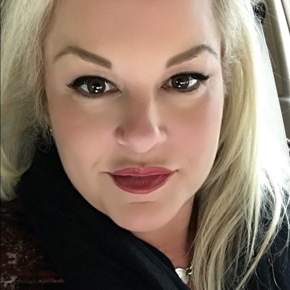 Profile Picture of Kimberly Shedrow (@kimshedrow) on Poshmark