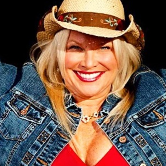 Profile Picture of Jayni Dimisa (@jayni317) on Poshmark