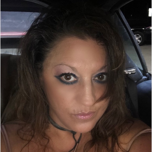 Profile Picture of Shelly Reeves (@shelvira1) on Poshmark