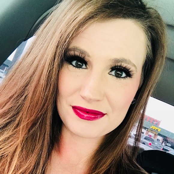 Profile Picture of Emily Andrews (@emandrews17) on Poshmark