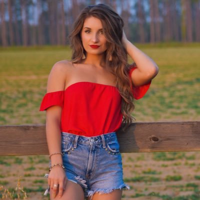 Profile Photo of ↞Caroline Carson↠ (@carolinemcarson) on Twitter