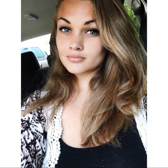 Profile Picture of Michelle Castellow (@micxhelle) on Poshmark