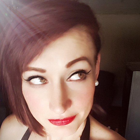 Profile Picture of Amber Best (@amsbeast) on Poshmark