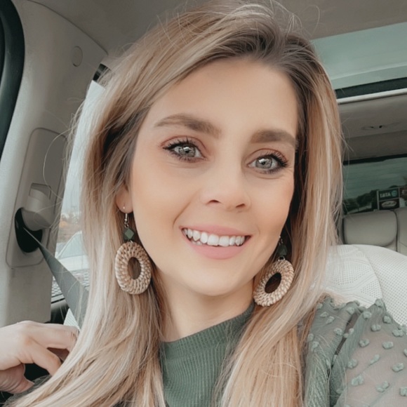 Profile Picture of Valerie Linteau (@v_linteau) on Poshmark