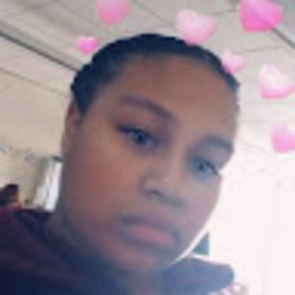 Profile Picture of Lourdes Jengelly (@lourdesjengelly) on Poshmark