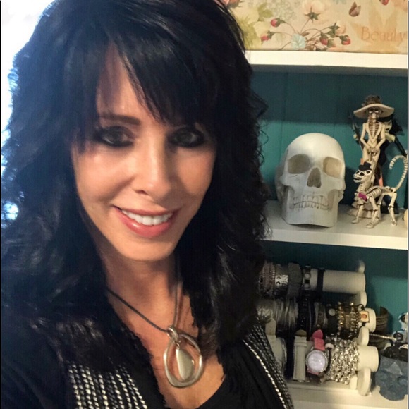 Profile Picture of Lisa Favale (@lisabfav) on Poshmark