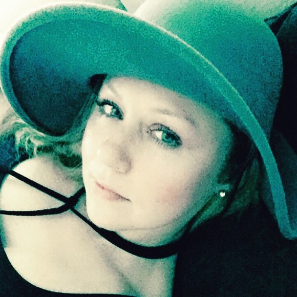 Profile Picture of Amber Bradley (@luvshoes311) on Poshmark