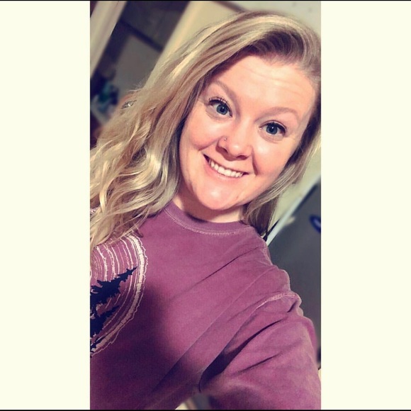 Profile Picture of Kiara Mealor (@kiaraalexandra5) on Poshmark