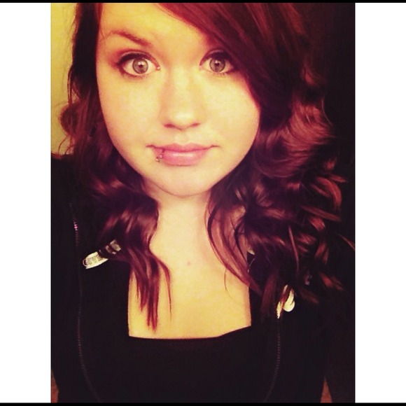 Profile Picture of Amanda Velasquez (@mandaamaree) on Poshmark