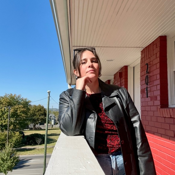 Profile Picture of Tory Riebel (@vriebel) on Poshmark