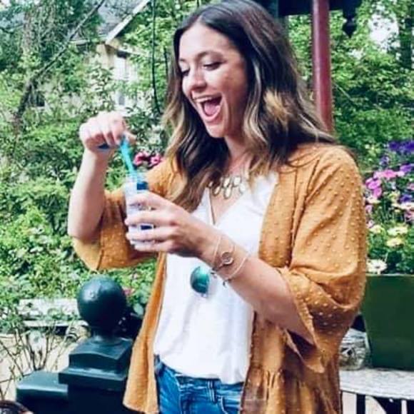 Profile Picture of Haley Butts (@haleyalise5) on Poshmark
