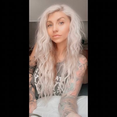 Profile Picture of Jenny Monroe (@herlckyprtyeyes) on Twitter