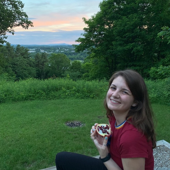 Profile Picture of Lia Swiniarski (@lia_swini) on Poshmark