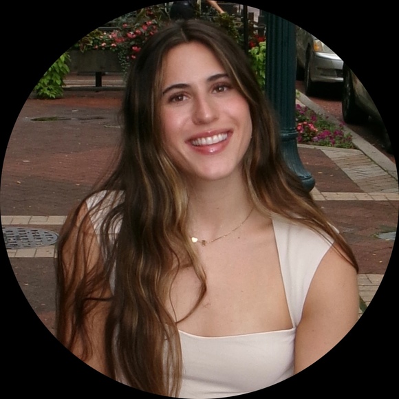 Profile Picture of Hannah Berkowitz (@hannah1043) on Poshmark