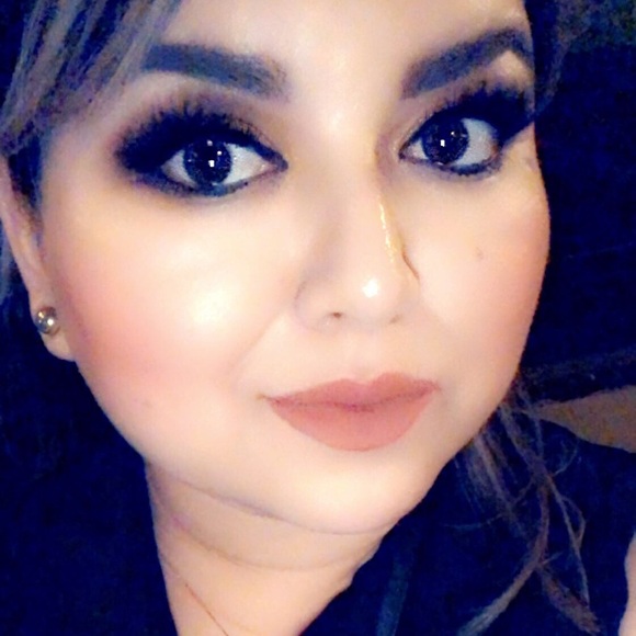 Profile Picture of Carolina Vizcarra (@cvizcar) on Poshmark