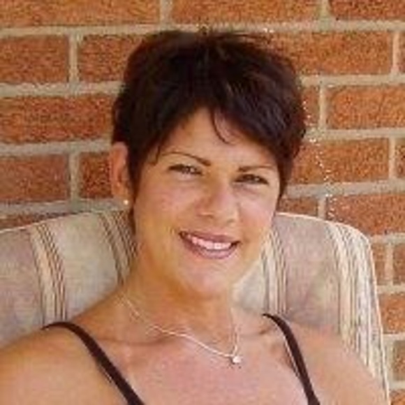 Profile Picture of Vicki Bageris (@vickibhome) on Poshmark