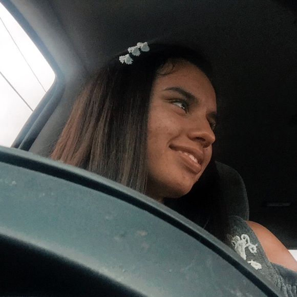 Profile Picture of Alli Lizarazo (@itsallii) on Poshmark