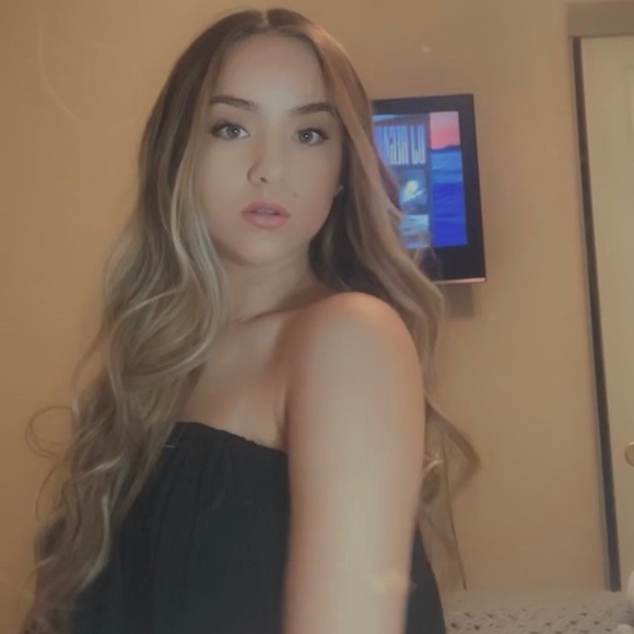 Profile Picture of Danielle Paul (@daniellefpaul) on Poshmark