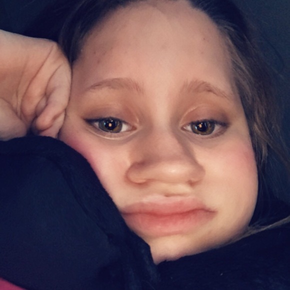 Profile Picture of Savannah Simoneaux (@savvmariee) on Poshmark