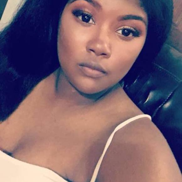 Profile Picture of Shania Amest (@niapa) on Poshmark