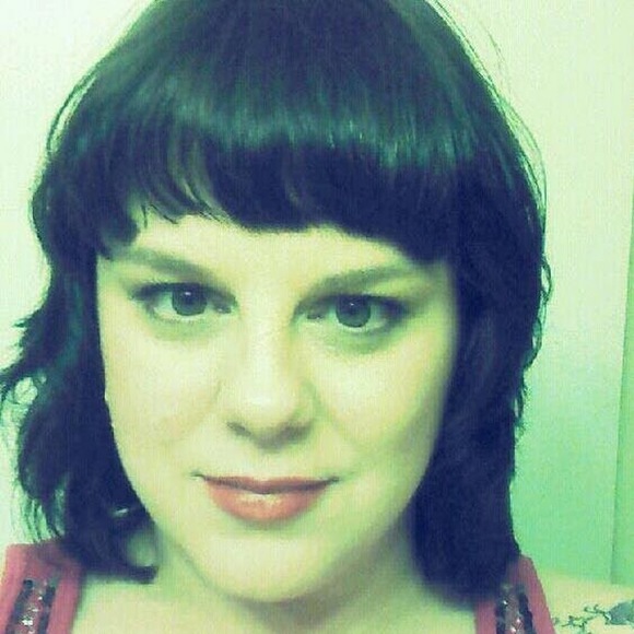 Profile Picture of Alena Hinderliter (@alena1218) on Poshmark