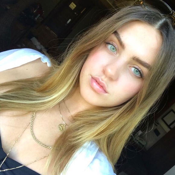Profile Picture of Julia Perry (@juliaaperry) on Poshmark