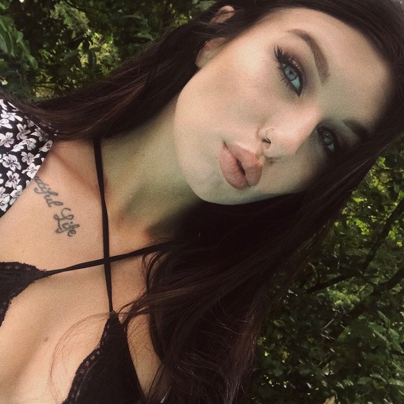 Profile Picture of Emily Eckenrode (@emilyfarrin) on Poshmark
