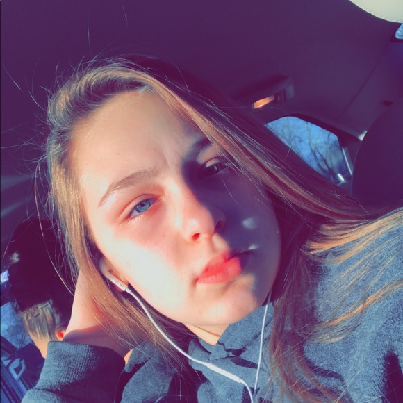 Profile Picture of Zoe Noneman (@znoneman04) on Poshmark